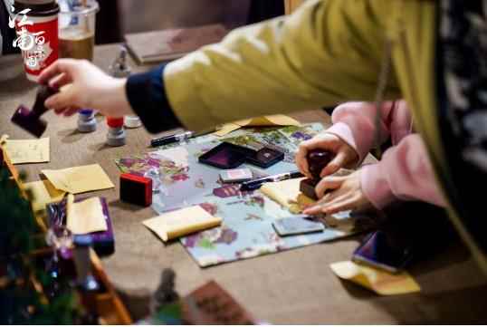 《江南百景图》主题店引爆初春热潮!精美食物、萌系周边应_江南春天的特点