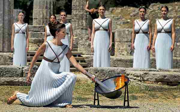 猜一猜现代奥运会的奥运圣火是怎么采集的