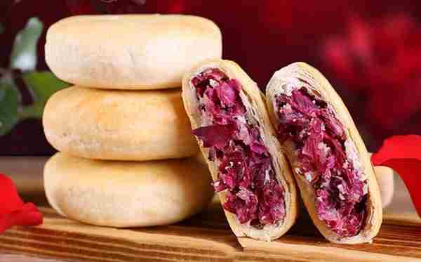 不少人过年喜欢拿云南鲜花饼当礼物送人它的原料一般是