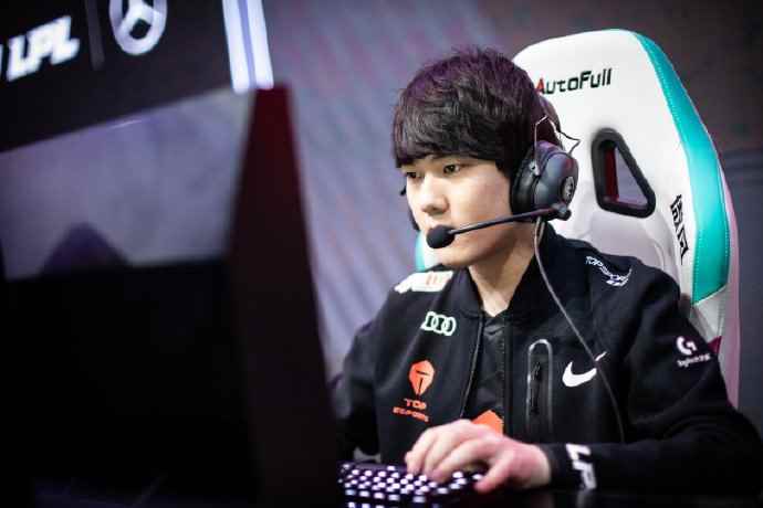 TES赢了比赛，官博却被冲！因左手捡灯笼逃生，引发JKL粉丝不满