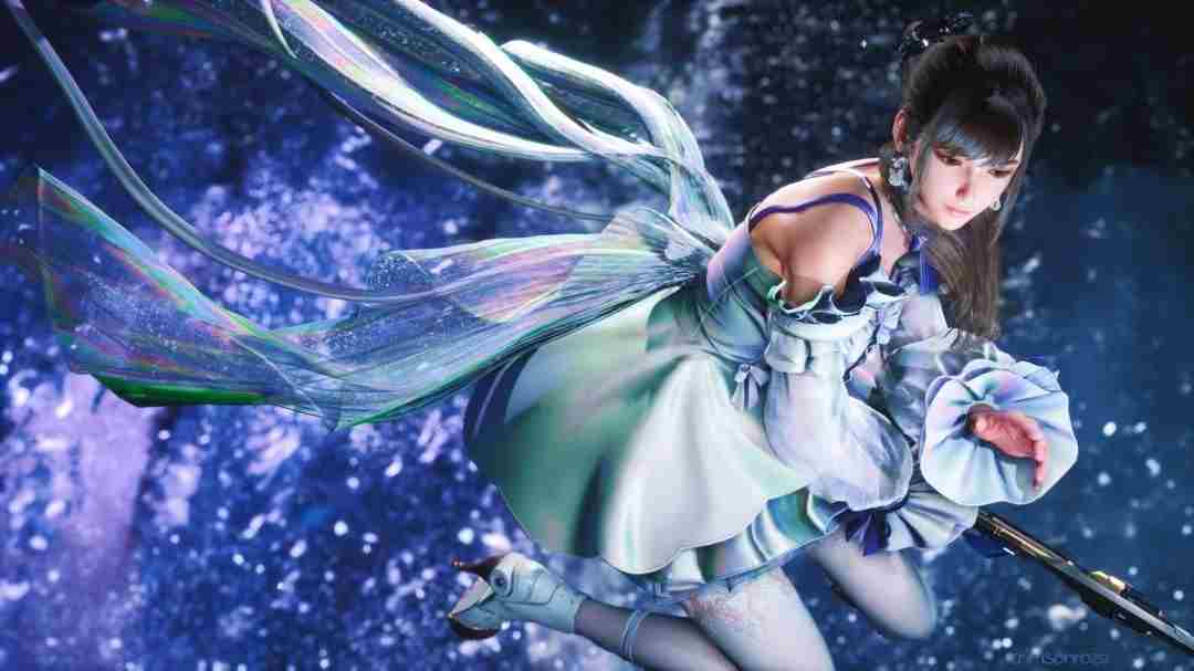 极品女模特水晶辣椒无 一个女子拿着剑的图片