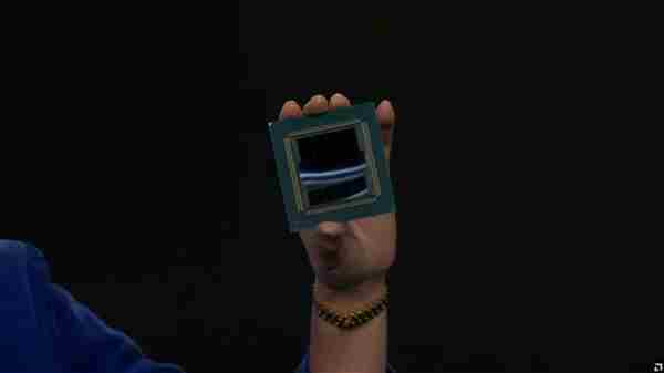 AMD苏妈扔出核弹!全球首款2nm
